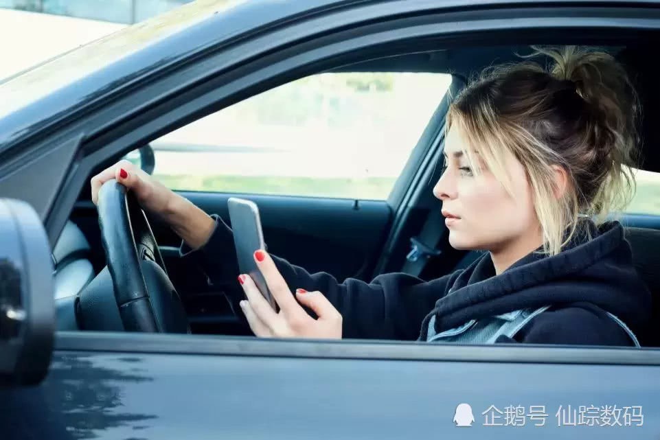 近一半的美国家长不顾小孩在车里 在开车的时候使用手机