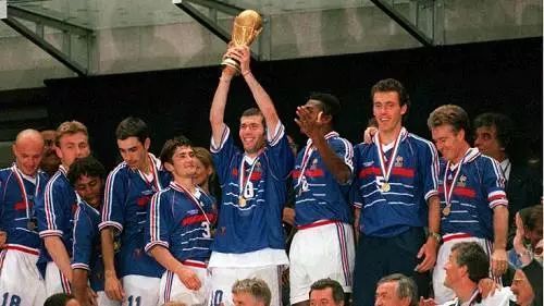 1998年的盛夏 我们也曾坐在彩电前 看法国队登基为王