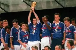 1998年的盛夏 我们也曾坐在彩电前 看法国队登基为王