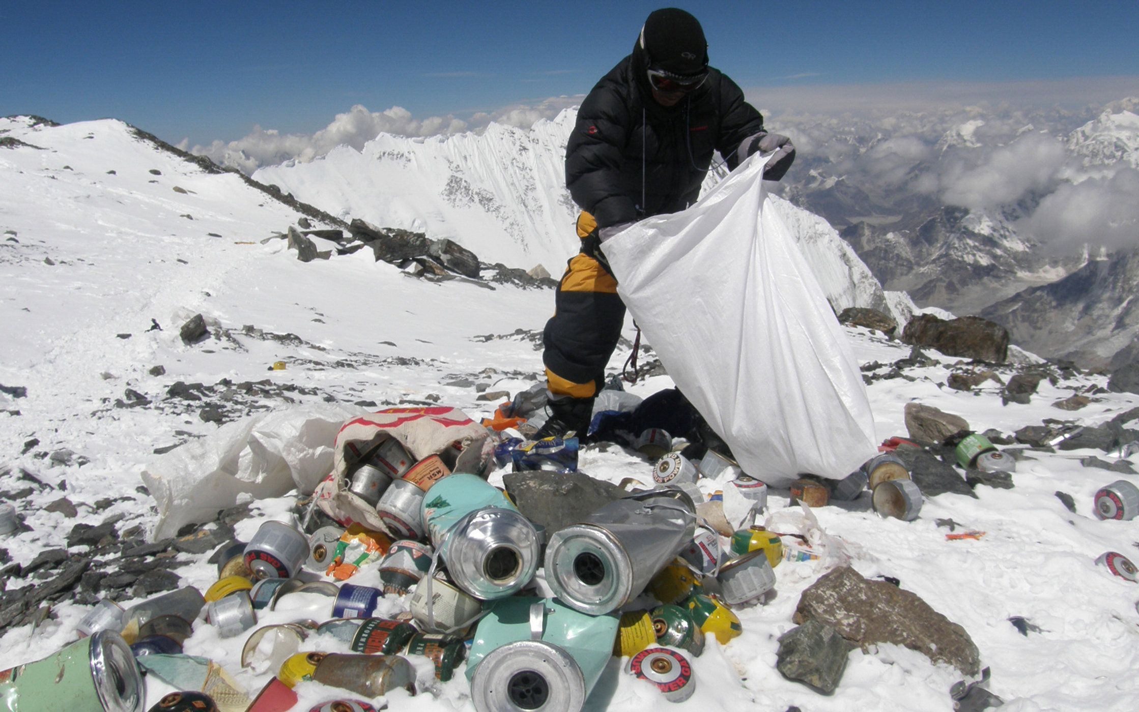 珠穆朗玛峰上有多少垃圾？