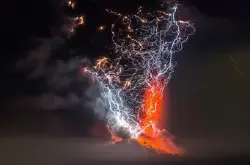 翻滚吧火山云！智利摄影师一机三镜追逐电光