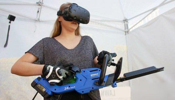 HoloroomTestDrive让妹子戴上VR头显操作电锯