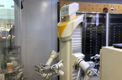 首家无人苏宁小店试营业：还有个长相古怪的机器人