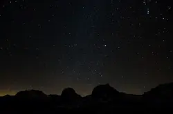 既然宇宙中有这么多恒星 为什么夜空没被照亮？