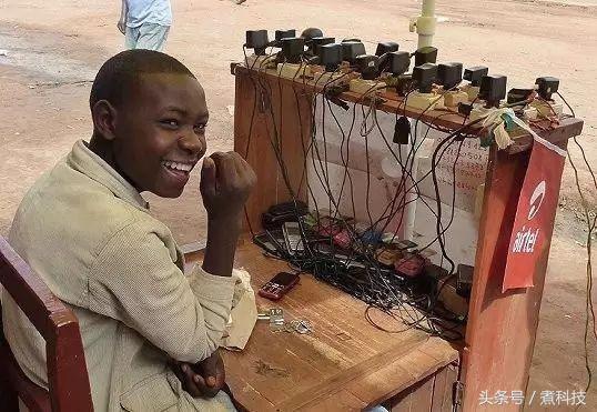非洲人终于有手机了 他们是怎么充电的 看完你可能就要扔手机了