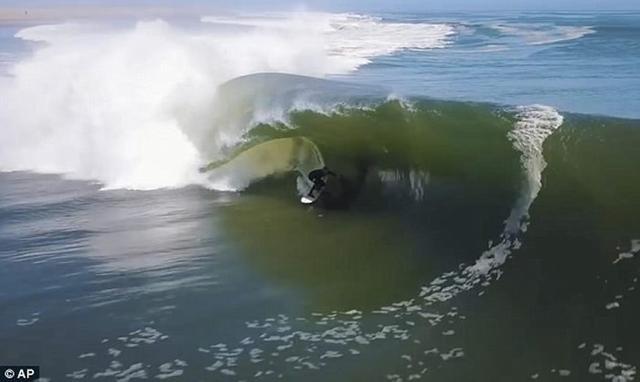 美国夏威夷23岁男子赴非洲纳米比亚骷髅海岸成功征服怪兽级巨浪