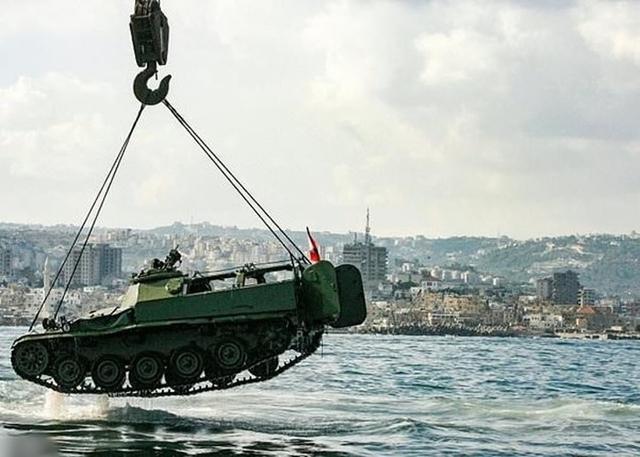 黎巴嫩环保组织忽发奇想：把旧坦克和装甲车扔到地中海海床建水底公园救生态