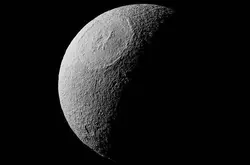 NASA发布土卫三清晰近照：巨大撞击坑使其宛如死星