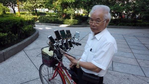 70岁老大爷携11台手机骑自行车抓口袋妖怪 登上BBC新闻