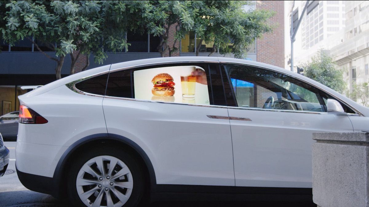 将车窗变成数字屏幕 打造动态户外广告模式