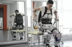 中国自主研发外骨骼机器人截瘫患者穿上可自如行走