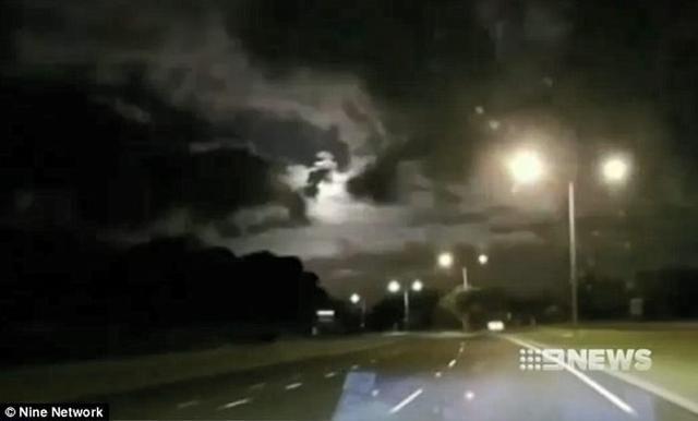 火球划破澳大利亚珀斯夜空或为陨石坠落地球