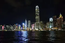 香港靠左行驶 大陆靠右行驶 那港珠澳大桥上该靠哪边走？