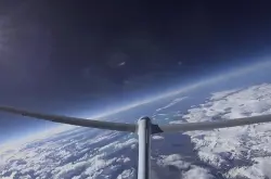 空中客车无引擎滑翔机创纪录飞上7.6万呎高空