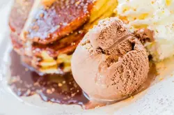 夏日尚未走远 来一勺自己制作的巧克力冰淇淋吧
