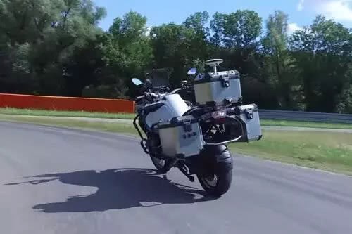 宝马公布一段视频：摩托车竟也能自动驾驶
