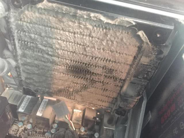 朋友说电脑CPU温度贼高 明明CPU散热器上的水冷 这咋回事