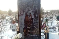 iPhone墓碑火了 俄女生车祸死去 父母10万打造墓碑