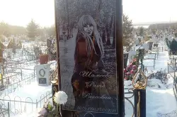 奇闻：俄罗斯女子坟墓前立着1.5米高的iPhone墓碑