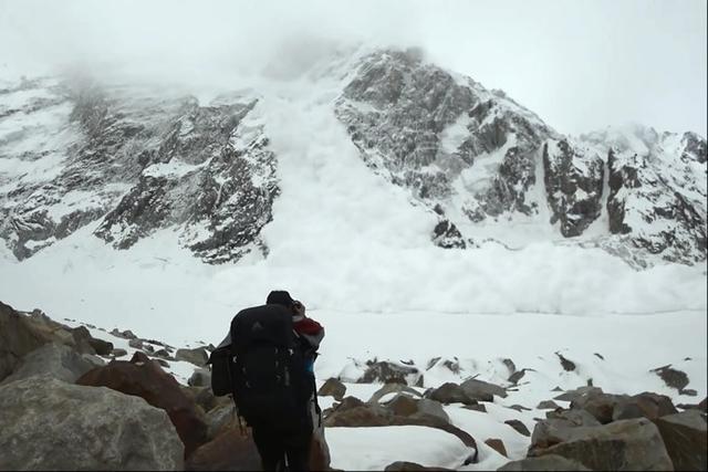 巴基斯坦登山探险队攀爬位于喀喇昆仑山脉海拔6943米的库克萨尔峰途中遇到大雪崩