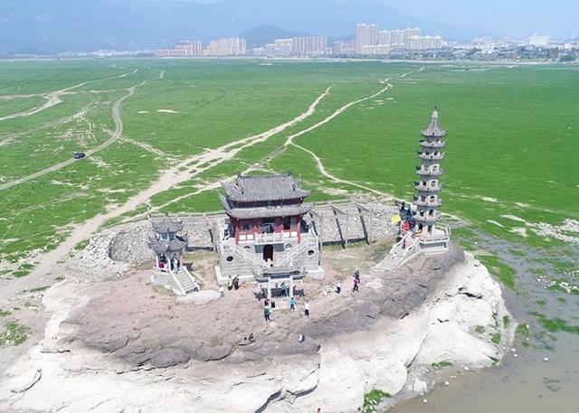 中国最大淡水湖鄱阳湖进入枯水期千年石岛落星墩再现
