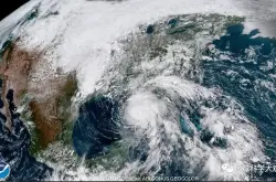 50年来最强飓风 迈克尔纵贯美国东海岸 记者：整个城市在颤抖