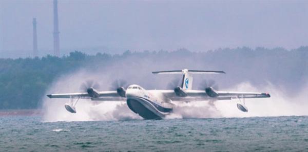我国首款大型水陆两栖飞机鲲龙AG600水上首飞成功