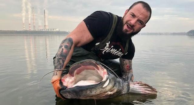 波兰蒂黑市居民捕到重达100多公斤的最大鲶鱼