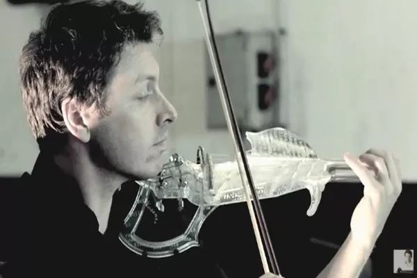 小提琴演奏家使用3D打印小提琴演绎天籁之音
