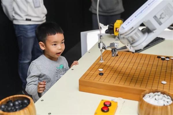 麒麟980助力华为Mate20打造AI围棋机械臂：有望与世界冠军对弈