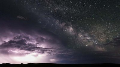 NikonD610与腾龙15-30mm f/2.8，摄影师 Cory Mottice拍摄雷暴及银河