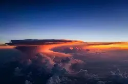 民航客机机师 32,000 呎的高空，影像记录充满戏剧性的大自然风光