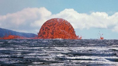 夏威夷火山 20 米熔岩穹丘照片，犹如地面爆出橙红色暗疮