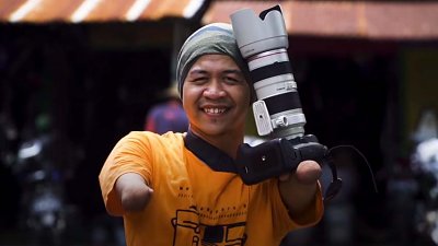 没有手脚的摄影师 Achmad Zulkarnain，积极克服困难赢得认同