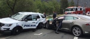 Tesla自动驾驶系统又发生车祸，Model S一头撞向警车