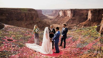 摄影师 Abbi Hearnes 于峡谷纪录凌空 400 呎举行的婚礼，齐齐扮织网蜘蛛