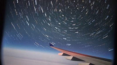 难度分 9.9！16 岁摄影师 37,000 呎高空拍星轨