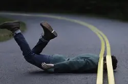 迷失超现实作品 年轻摄影师教你如何仆倒在马路“下”