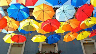 葡萄牙彩虹伞 Agitagueda 艺术节！满天飞伞感受街道上快乐气氛