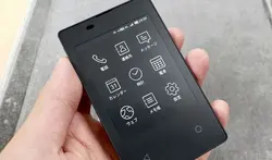 NTT Docomo 推出全球最轻薄手机KY-O1L﻿ 小到可以把整只手机放进名片盒