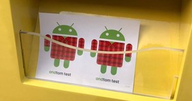 Google 在 MWC 设了小摊位 体验就能印 Android 小贴纸和袋子