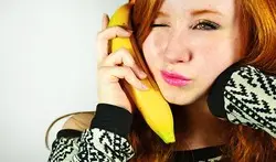 看来搞笑的香蕉手机只要台币1200元、还可减少暴露电磁波的风险 是不是很健康