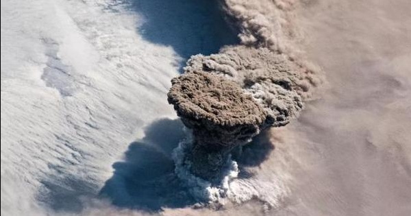 国际空间站上的宇航员捕捉到令人叹为观止的火山喷发场景