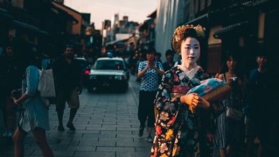 京都人难抑愤怒，游客追逐艺妓拍照惹反感