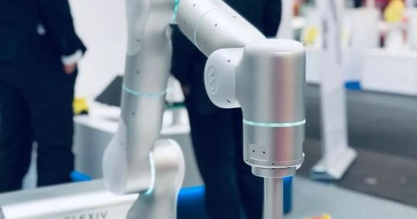 这是全球首个自适应机械臂：精准抗干扰 应用场景可迁移 斯坦福华人团队打造_机器人