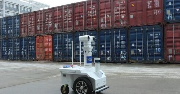 5G智慧巡逻机器人亮相黄埔海关