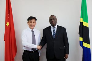坦桑尼亚驻华大使姆贝尔瓦·凯鲁基会见网龙首席…