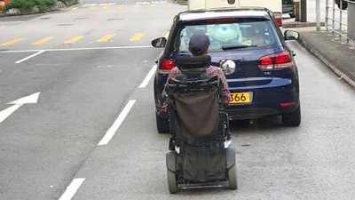 【汽车趣闻】轮椅汉马路飙行跟足灯号！网民：唔通佢交咗牌费？