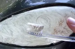 【汽车保养】头灯罩开始发黄？专家教路一支牙膏搞得掂！