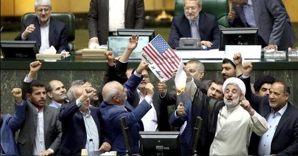 美军无人机被击落后 伊朗议员高呼美国去死